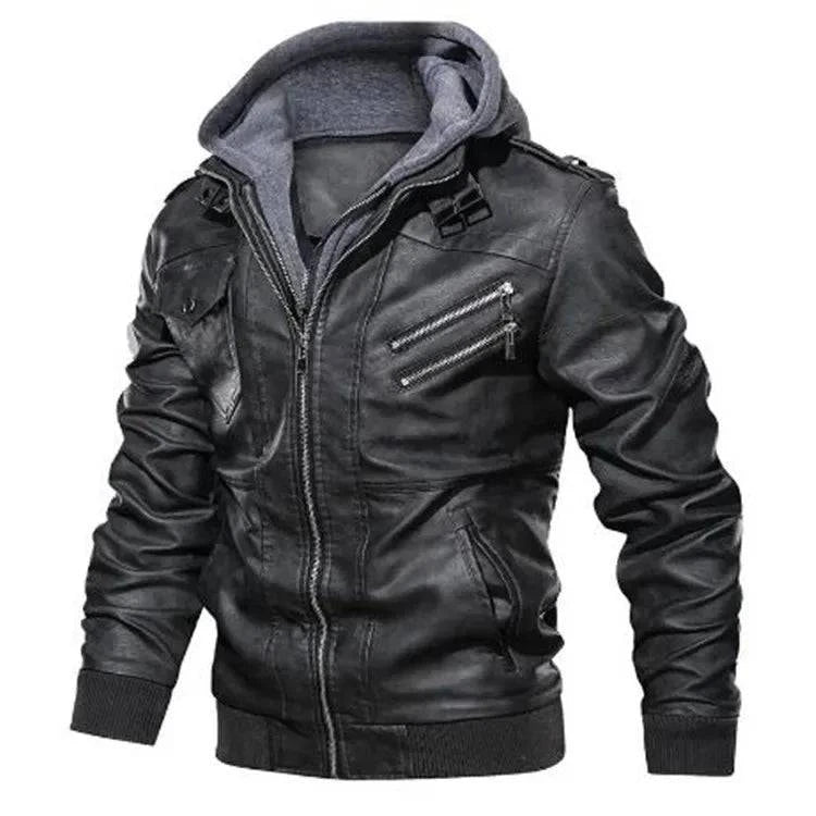 Jaqueta de couro masculina preta com capuz cinza de moletom, diversos zíperes prateados nos bolsos e frontal. O design robusto e os múltiplos detalhes utilitários conferem um estilo arrojado e de alta exclusividade.