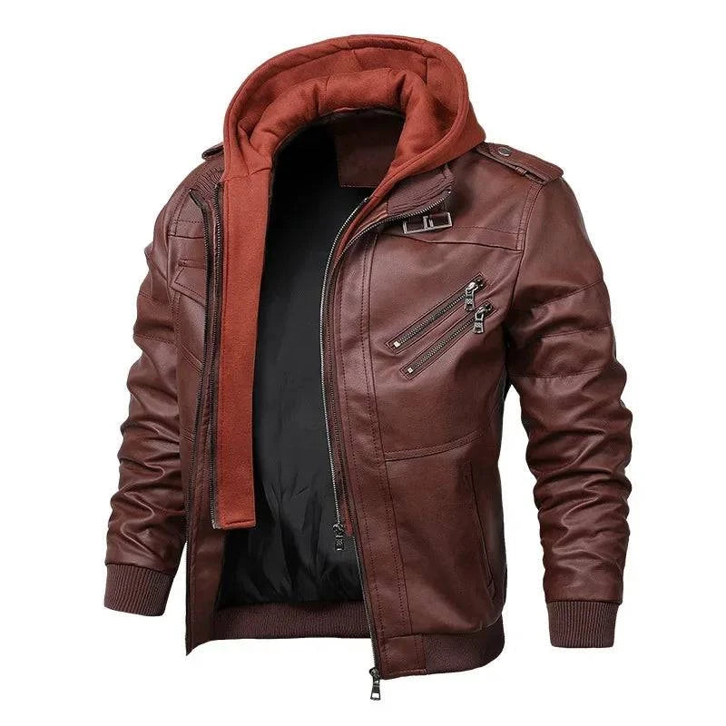 Jaqueta de couro masculina vinho com capuz de moletom vermelho escuro, zíper frontal prateado e diversos bolsos com zíper e lapela. O estilo robusto e a combinação de materiais conferem um visual distinto e exclusivo.