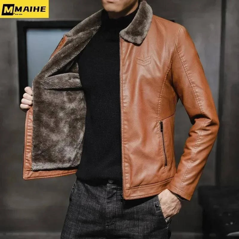 Homem usando jaqueta de couro masculina caramelo, ligeiramente aberta para revelar o luxuoso forro de pelúcia marrom acinzentado, com gola de pele e detalhe de listras no ombro esquerdo. Peça de alto valor que combina sofisticação e máximo aquecimento.