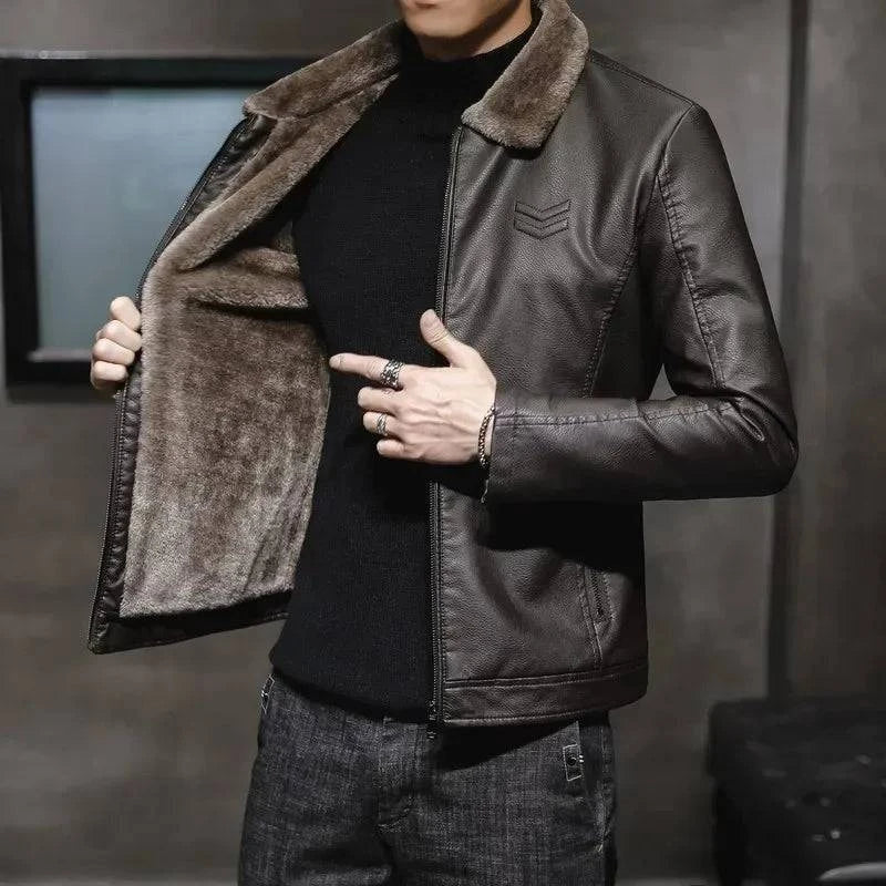Homem usando jaqueta de couro masculina marrom escura, aberta para revelar o luxuoso forro de pelúcia marrom, com gola de pele e zíper frontal. Uma peça de alta exclusividade, ideal para quem busca aquecimento superior e um estilo impecável.