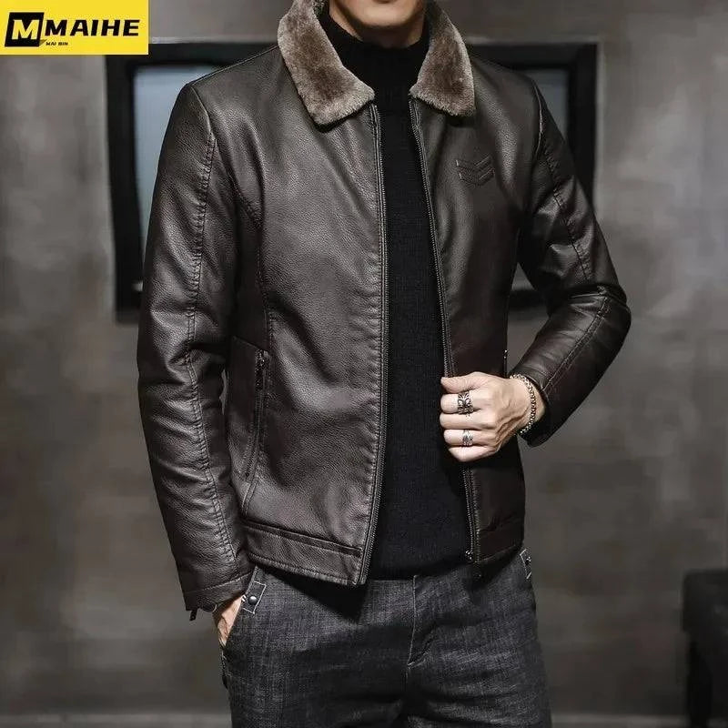 Homem usando jaqueta de couro masculina marrom escura com gola de pele marrom, zíper frontal, bolsos laterais com zíper e detalhe de duas listras no ombro, em ambiente sofisticado. Uma peça de luxo que oferece estilo e aquecimento superior.