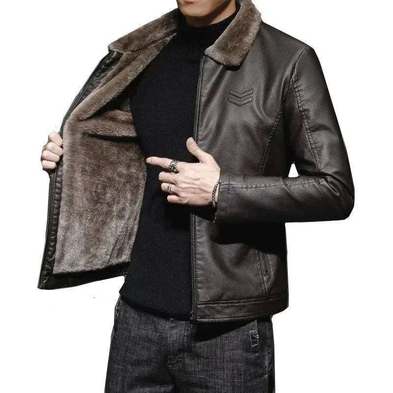 Homem usando jaqueta de couro masculina marrom escura, ligeiramente aberta para revelar o luxuoso forro de pelúcia marrom, gola de pelo, e detalhes de listras no ombro esquerdo. Uma peça que combina estilo sofisticado e aquecimento superior, ideal para o clima de inverno.