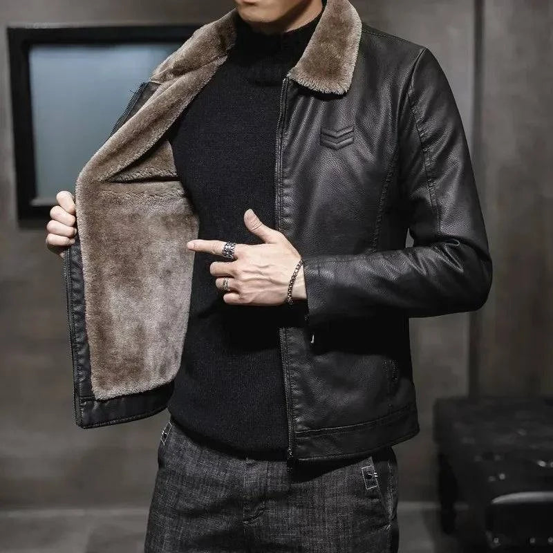 Homem usando jaqueta de couro masculina preta, aberta para revelar o luxuoso forro de pelúcia marrom, com gola de pele e zíper frontal. Peça de alta exclusividade que oferece aquecimento superior e um estilo impecável.