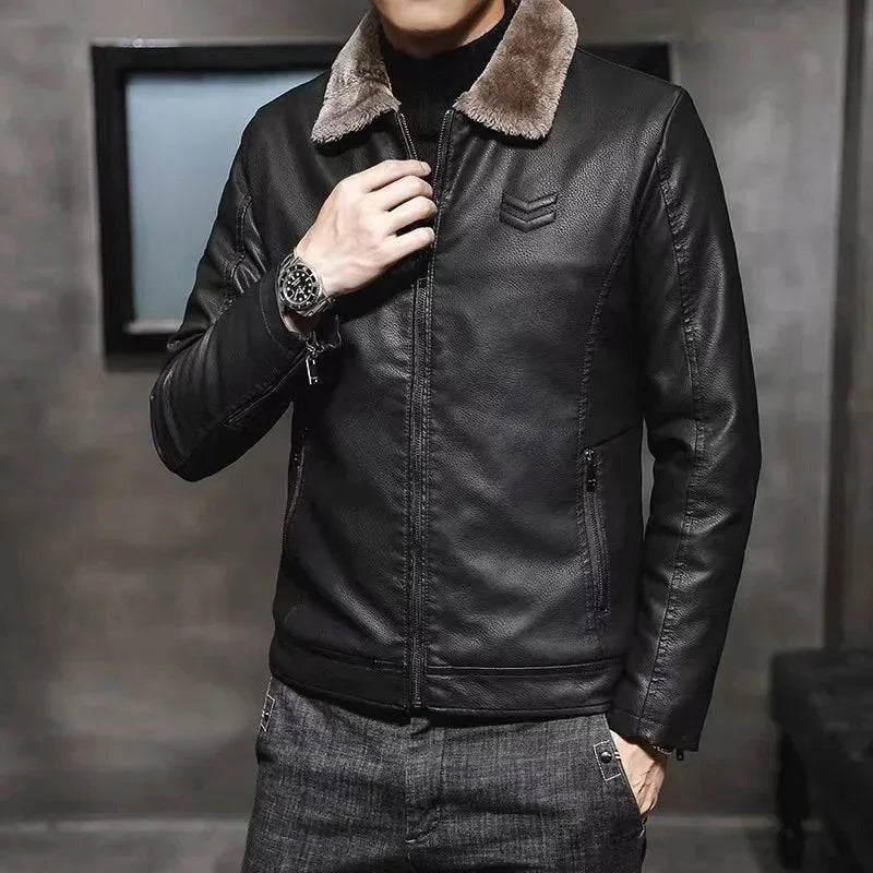 Homem usando jaqueta de couro masculina preta com gola de pele marrom, zíper frontal, bolso lateral com zíper e detalhe de duas listras no ombro. Estilo luxuoso e quente para o inverno, perfeito para o homem que valoriza sofisticação e conforto.
