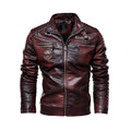 Jaqueta de couro bordô estilo motociclista speed com zíperes prateados, gola com fivela e patches. Exclusividade e rebeldia autêntica.