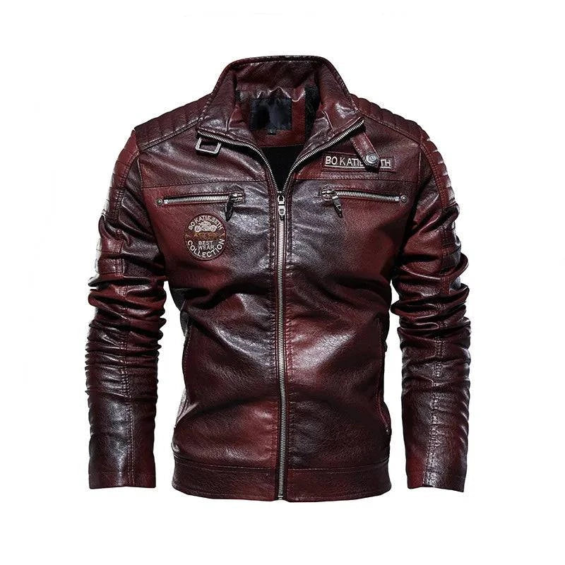 Jaqueta de couro bordô estilo motociclista speed com zíperes prateados, gola com fivela e patches. Exclusividade e rebeldia autêntica.