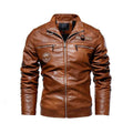 Jaqueta de couro marrom estilo motociclista speed com múltiplos zíperes prateados, gola com botão e patches. Durabilidade e estilo para aventureiros.