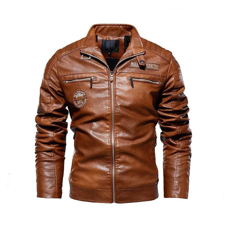Jaqueta de couro marrom estilo motociclista speed com múltiplos zíperes prateados, gola com botão e patches. Durabilidade e estilo para aventureiros.