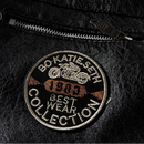 Patch bordado redondo 'BO KATIE SETH 1983 BEST WEAR COLLECTION' com motocicleta em jaqueta de couro preta
