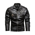 Jaqueta de couro preta estilo motociclista speed com múltiplos zíperes, detalhes acolchoados nos ombros e braços, e patches frontais. Peça exclusiva para um visual arrojado.