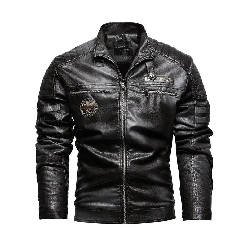Jaqueta de couro preta estilo motociclista speed com múltiplos zíperes, detalhes acolchoados nos ombros e braços, e patches frontais. Peça exclusiva para um visual arrojado.