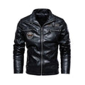 Jaqueta de couro preta estilo motociclista speed com zíperes prateados, gola alta e patches. Design robusto e exclusivo para alta performance e atitude.
