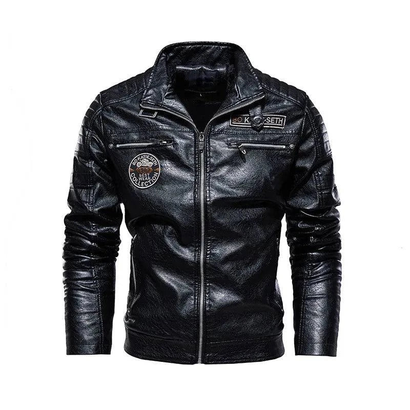 Jaqueta de couro preta estilo motociclista speed com zíperes prateados, gola alta e patches. Design robusto e exclusivo para alta performance e atitude.