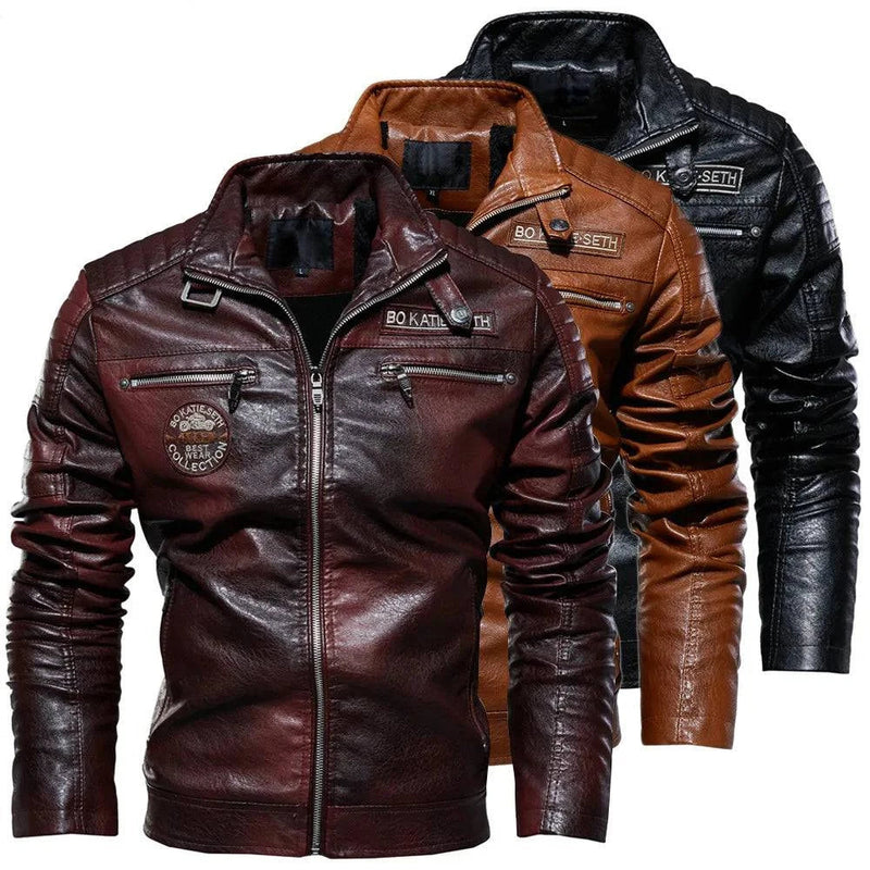 Três jaquetas de couro estilo motociclista speed em bordô, marrom e preto com detalhes de zíper e patches. Design exclusivo para quem busca adrenalina e estilo.