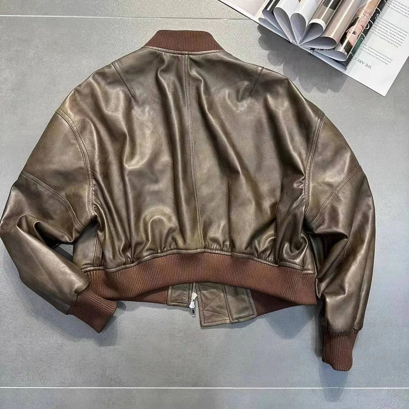 Parte traseira da jaqueta de couro Urban marrom com acabamento texturizado, exibindo gola, barra e punhos canelados em tom contrastante, detalhando o design bomber luxuoso e exclusivo de Embu das Artes.