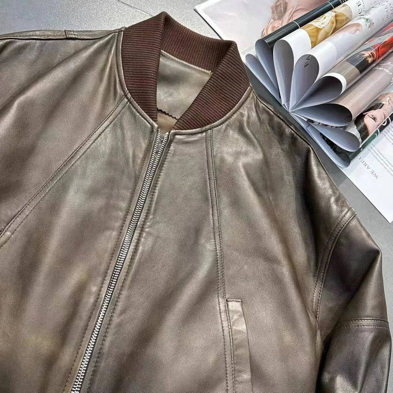 Detalhe da jaqueta de couro Urban marrom com acabamento texturizado, gola e punho canelados, e zíper prateado, exibindo a qualidade superior do couro e o design de luxo contemporâneo, ideal para o estilo exclusivo de Embu das Artes.
