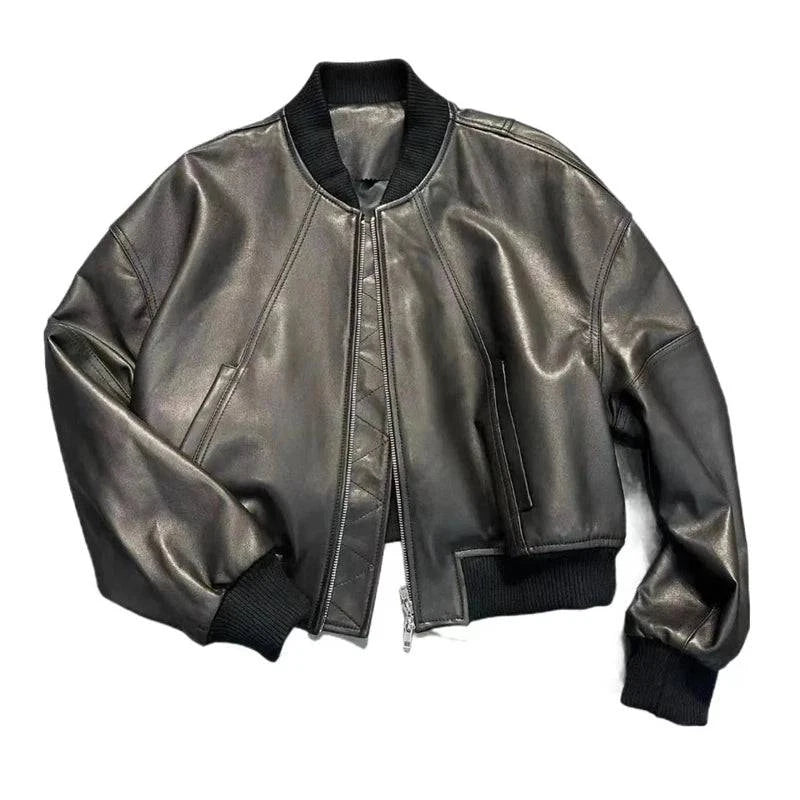 Jaqueta feminina de couro Urban preta, estilo bomber com gola, punhos e barra canelados em tom sobre tom, zíper frontal e bolsos discretos, exibindo um luxo discreto e versátil para o cenário urbano de Embu das Artes.