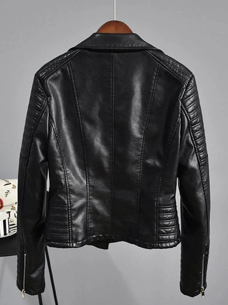 Parte traseira da jaqueta de couro feminina Vogue Noir preta, com costuras verticais e detalhes acolchoados nos cotovelos, demonstrando o acabamento impecável e o design premium da peça.