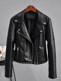 Jaqueta de couro feminina Vogue Noir preta, estilo biker, com lapelas largas, zíperes prateados e acolchoamento elegante nos ombros e mangas, exalando um estilo sofisticado e exclusivo.