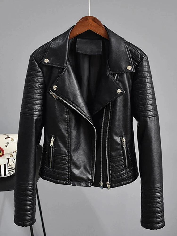 Jaqueta de couro feminina Vogue Noir preta, estilo biker, com lapelas largas, zíperes prateados e acolchoamento elegante nos ombros e mangas, exalando um estilo sofisticado e exclusivo.