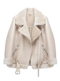 Jaqueta feminina estilo aviador na cor branco off-white, com forro e gola em pele sintética macia, zíperes prateados e cinto com fivela, exibindo o design opulento e o calor de alta qualidade.