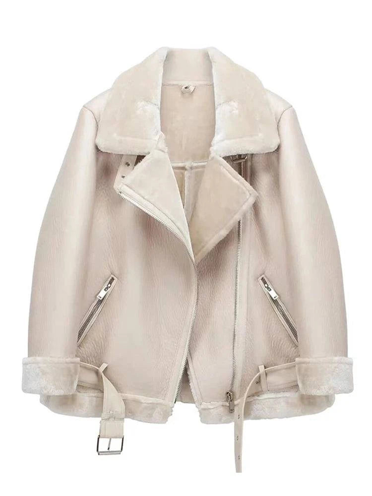 Jaqueta feminina estilo aviador na cor branco off-white, com forro e gola em pele sintética macia, zíperes prateados e cinto com fivela, exibindo o design opulento e o calor de alta qualidade.