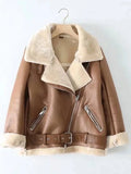 Jaqueta feminina estilo aviador na cor marrom, com gola e forro em pele sintética creme, zíperes prateados e cinto com fivela, exibindo um design luxuoso e aconchegante para o inverno.