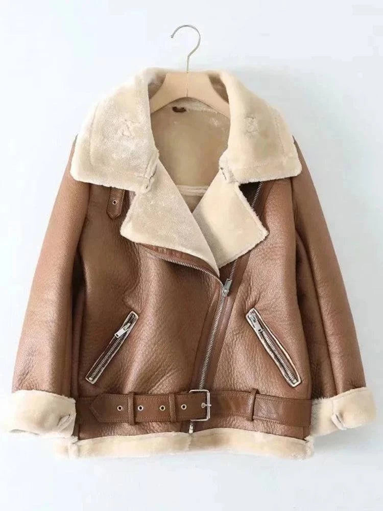 Jaqueta feminina estilo aviador na cor marrom, com gola e forro em pele sintética creme, zíperes prateados e cinto com fivela, exibindo um design luxuoso e aconchegante para o inverno.