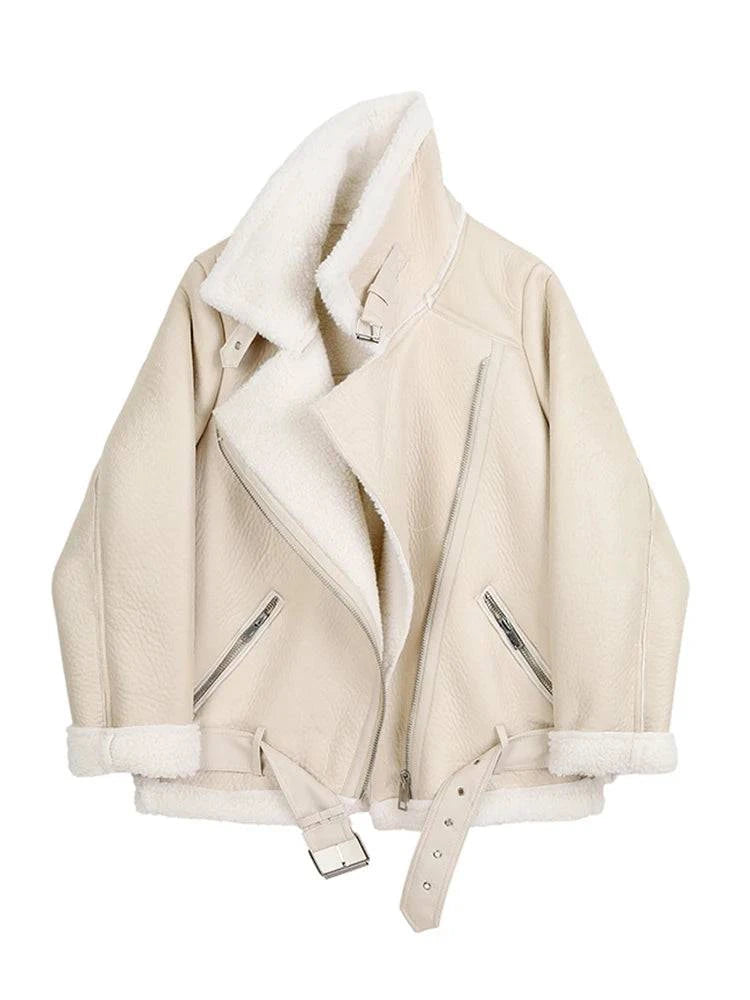 Jaqueta feminina off-white estilo aviador com forro de pele sintética creme e gola ampla, zíperes prateados e cinto com fivela, destacando o luxo, conforto e design exclusivo para o inverno.