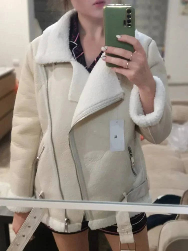 Mulher vestindo jaqueta feminina off-white estilo aviador, com gola e forro de pele sintética, zíperes prateados e fivelas decorativas, exalando um luxo aconchegante e exclusivo para o inverno.