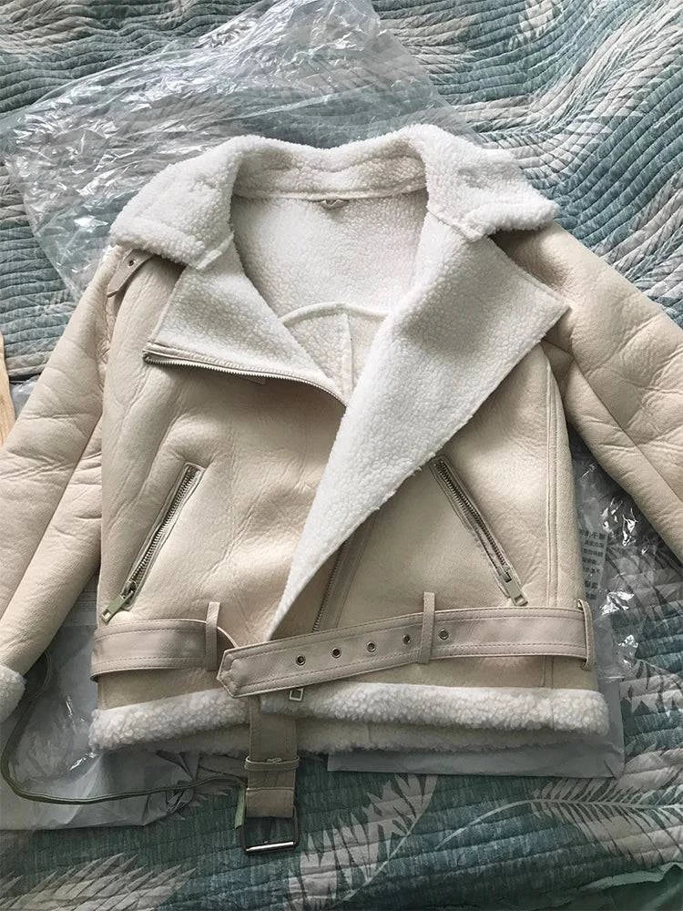 Jaqueta feminina off-white estilo aviador com interior e gola de pele sintética macia, zíperes prateados e cinto com fivela, exibindo o acabamento luxuoso e aconchegante da peça premium.