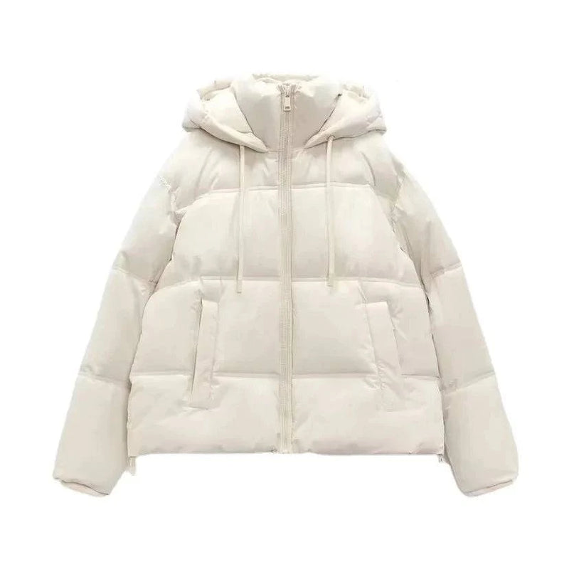 Jaqueta puffer feminina para inverno na cor creme, com capuz e zíper frontal, acolchoamento elegante e caimento impecável, oferecendo calor e estilo sofisticado para um visual exclusivo.