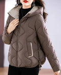 Jaqueta puffer feminina marrom com acolchoamento de ondas, capuz forrado em tom claro e detalhes nos bolsos, exalando sofisticação e conforto premium para o inverno.