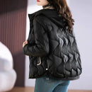 Jaqueta puffer feminina preta com padrão de costura ondulado, vista traseira