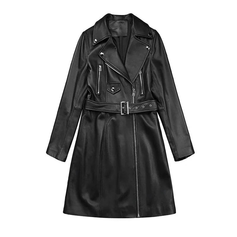 Jaqueta Feminina Longa Royal Edge em couro preto, com lapelas, múltiplos zíperes prateados e cinto com fivela na cintura, apresentando um design de alta costura e luxo atemporal em fundo branco.