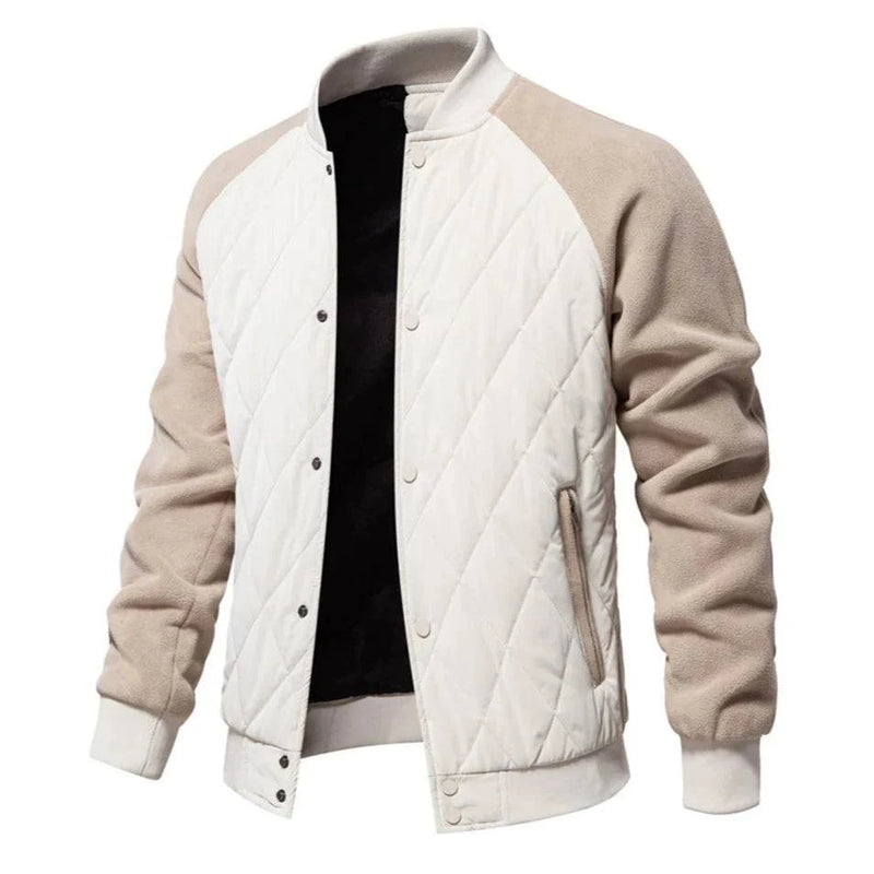 Jaqueta masculina bomber acolchoada com corpo branco em padrão de losangos, mangas em tecido cor creme, gola, punhos e barra brancos, fechamento frontal com botões de pressão e forro preto. Uma peça que combina o estilo clássico bomber com o conforto do acolchoado, ideal para quem busca exclusividade no clima ameno de Embu das Artes.