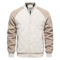 Jaqueta masculina bomber acolchoada com corpo em padrão de losangos branco, mangas em tecido bege (fleece), gola e barra caneladas brancas, e punhos bege. Fechamento frontal com botões de pressão. Design elegante e versátil, combinando conforto e exclusividade.