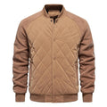 Jaqueta masculina bomber acolchoada com corpo em padrão de losangos marrom claro, mangas em tecido bege (fleece), gola, punhos e barra canelados em tom marrom. Fechamento frontal com botões de pressão. Peça de design sofisticado, combinando conforto e exclusividade