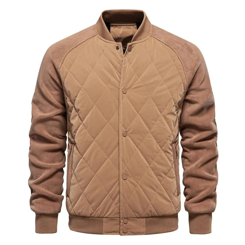 Jaqueta masculina bomber acolchoada com corpo em padrão de losangos marrom claro, mangas em tecido bege (fleece), gola, punhos e barra canelados em tom marrom. Fechamento frontal com botões de pressão. Peça de design sofisticado, combinando conforto e exclusividade