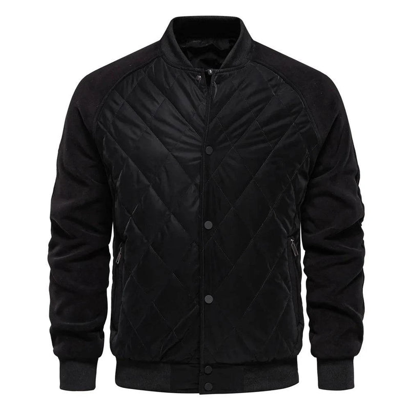Jaqueta masculina bomber acolchoada com corpo em padrão de losangos preto, mangas em tecido preto (fleece), gola, punhos e barra canelados pretos. Fechamento frontal com botões de pressão. Peça clássica e versátil, combinando conforto e um toque de exclusividade.