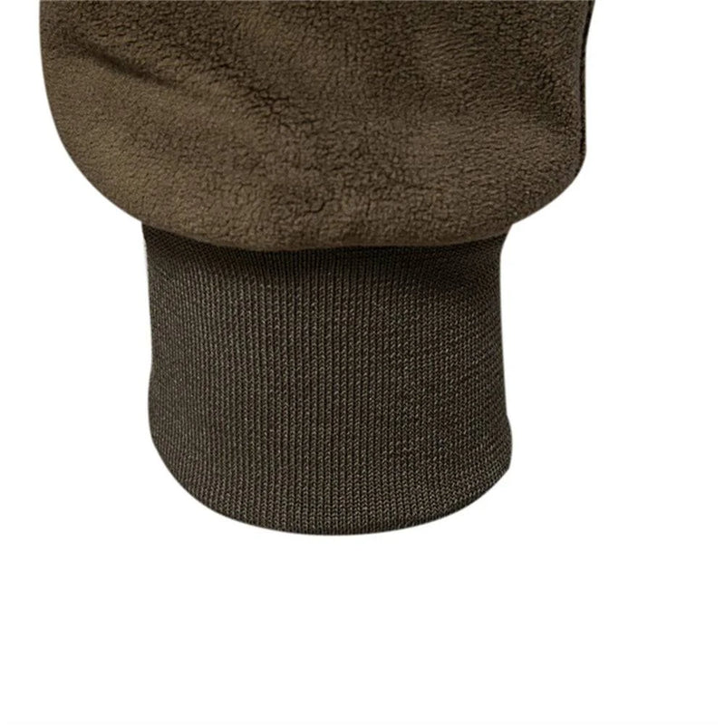 Detalhe aproximado do punho canelado em tom marrom escuro da jaqueta masculina bomber, com a manga em tecido fleece marrom acima. O acabamento de alta qualidade garante ajuste e conforto, valorizando a exclusividade da peça.