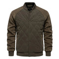 Jaqueta masculina bomber acolchoada com corpo em padrão de losangos verde musgo, mangas em tecido marrom (fleece), gola, punhos e barra canelados em tom verde musgo. Fechamento frontal com botões de pressão. Peça de design sofisticado, combinando conforto e exclusividade.