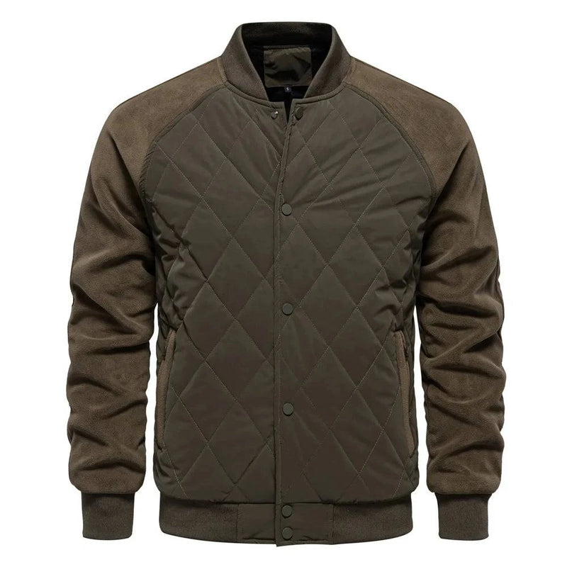 Jaqueta masculina bomber acolchoada com corpo em padrão de losangos verde musgo, mangas em tecido marrom (fleece), gola, punhos e barra canelados em tom verde musgo. Fechamento frontal com botões de pressão. Peça de design sofisticado, combinando conforto e exclusividade.