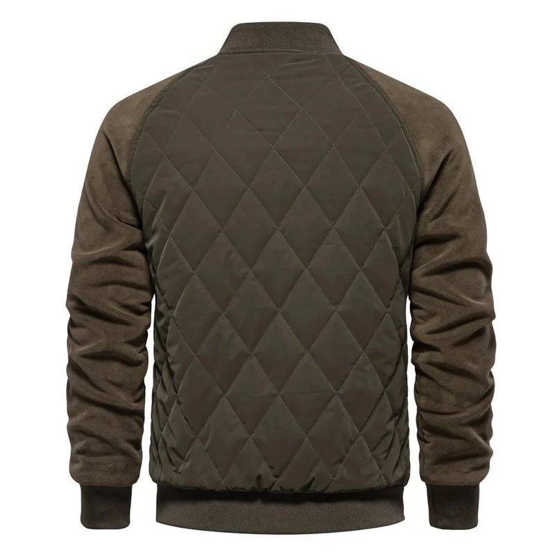 Costas da jaqueta masculina bomber acolchoada com corpo em padrão de losangos verde musgo e mangas em tecido marrom escuro, com barra canelada. O design sofisticado desta peça oferece um toque exclusivo para os dias frescos de Embu das Artes.