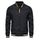 Jaqueta bomber masculina preta com detalhes canelados em preto, branco e amarelo