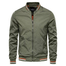 Jaqueta bomber verde oliva com gola e punhos canelados em preto, branco e laranja, zíper frontal prateado