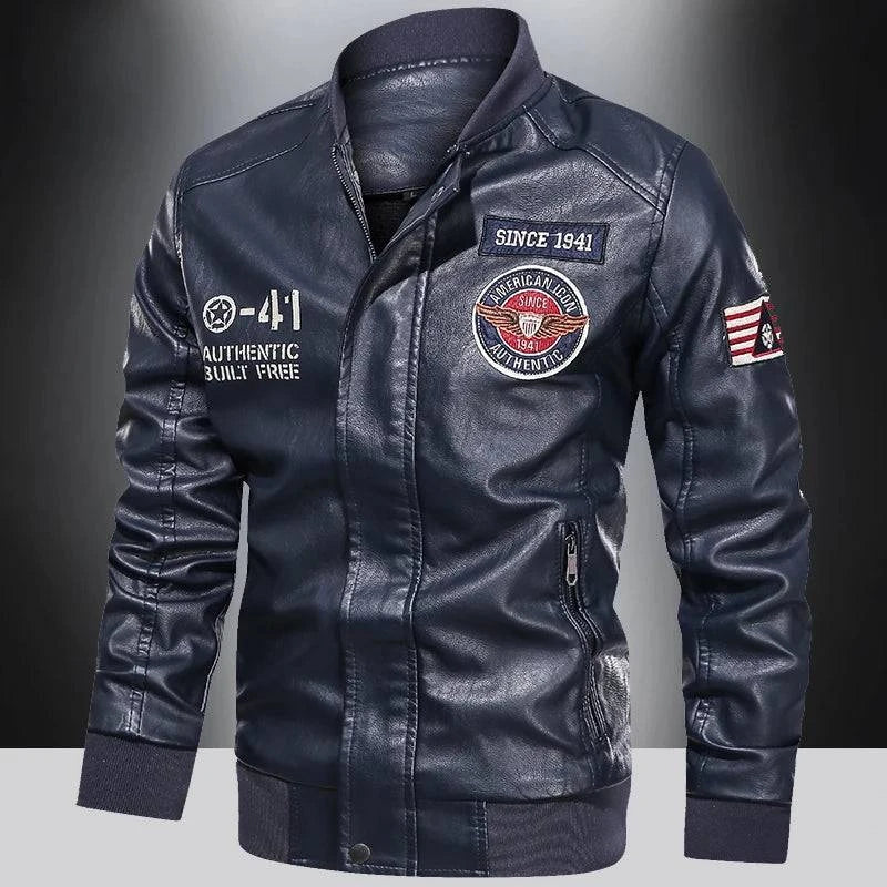 Jaqueta masculina bomber de couro azul marinho com patches bordados 'SINCE 1941', 'AMERICAN ICON' e emblemas militares. Peça exclusiva para um estilo icônico e atemporal.