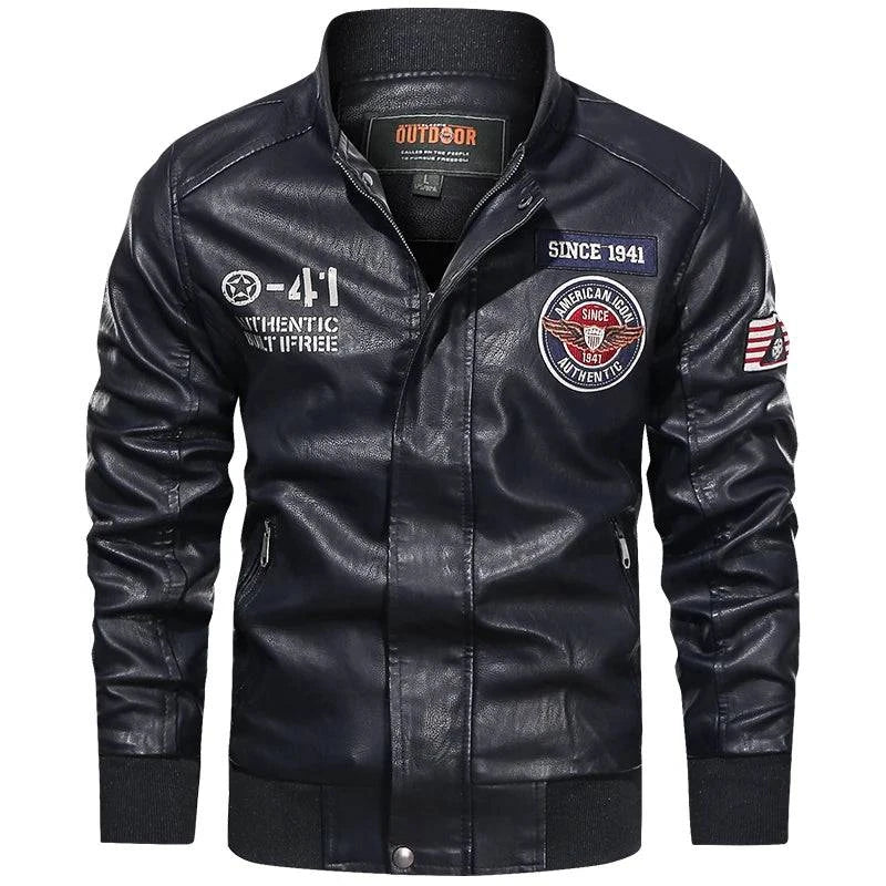 Jaqueta masculina bomber de couro azul marinho com patches 'SINCE 1941', 'AMERICAN ICON' e emblemas militares. Design autêntico para um visual impactante.