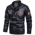 Jaqueta masculina bomber de couro azul marinho com patches 'AMERICAN ICON' e emblemas 'SINCE 1941'. Estilo aviador vintage, peça de colecionador com design exclusivo.