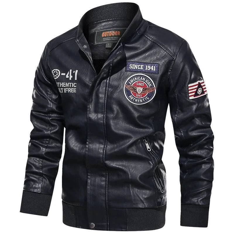 Jaqueta masculina bomber de couro azul marinho com patches 'AMERICAN ICON' e emblemas 'SINCE 1941'. Estilo aviador vintage, peça de colecionador com design exclusivo.